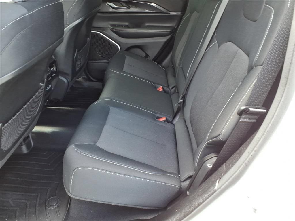 Used 2022 Jeep Grand Cherokee Laredo w/ Luxury Tech Group I RWD image 7