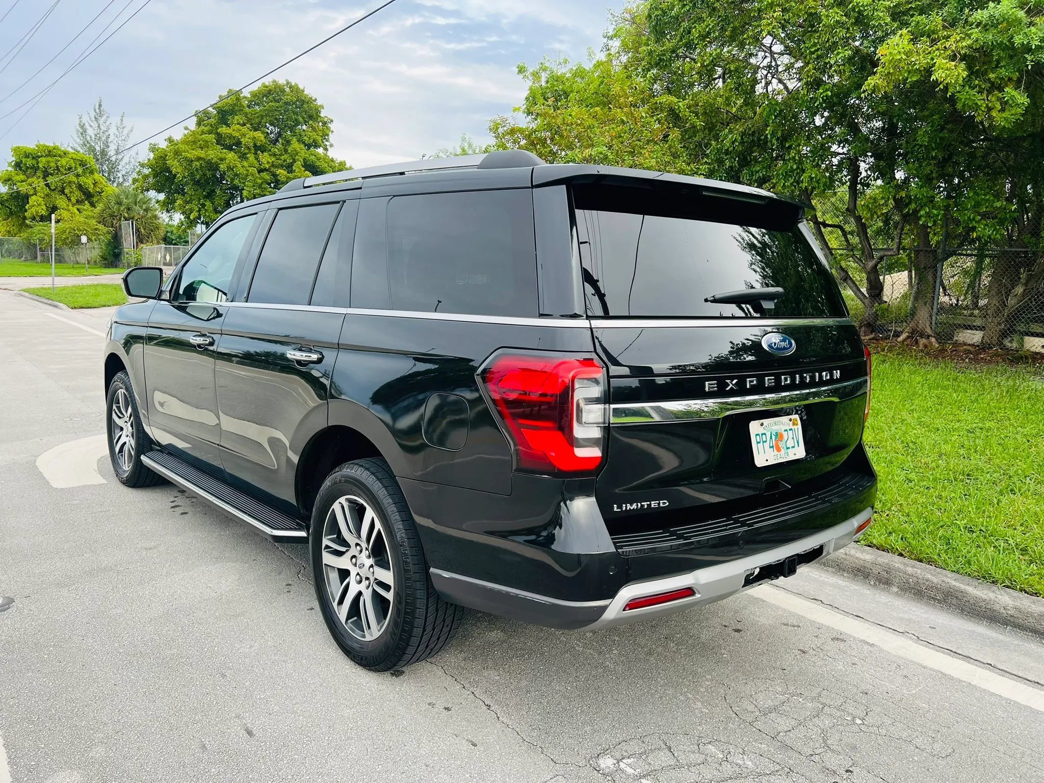 Used 2023 Ford Expedition Limited AWD/4WD image 3