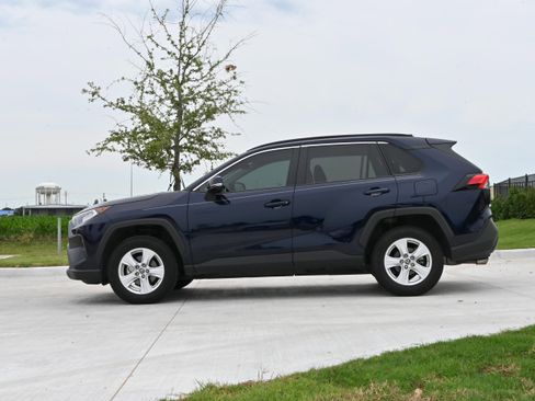 Used 2019 Toyota RAV4 XLE FWD image 6