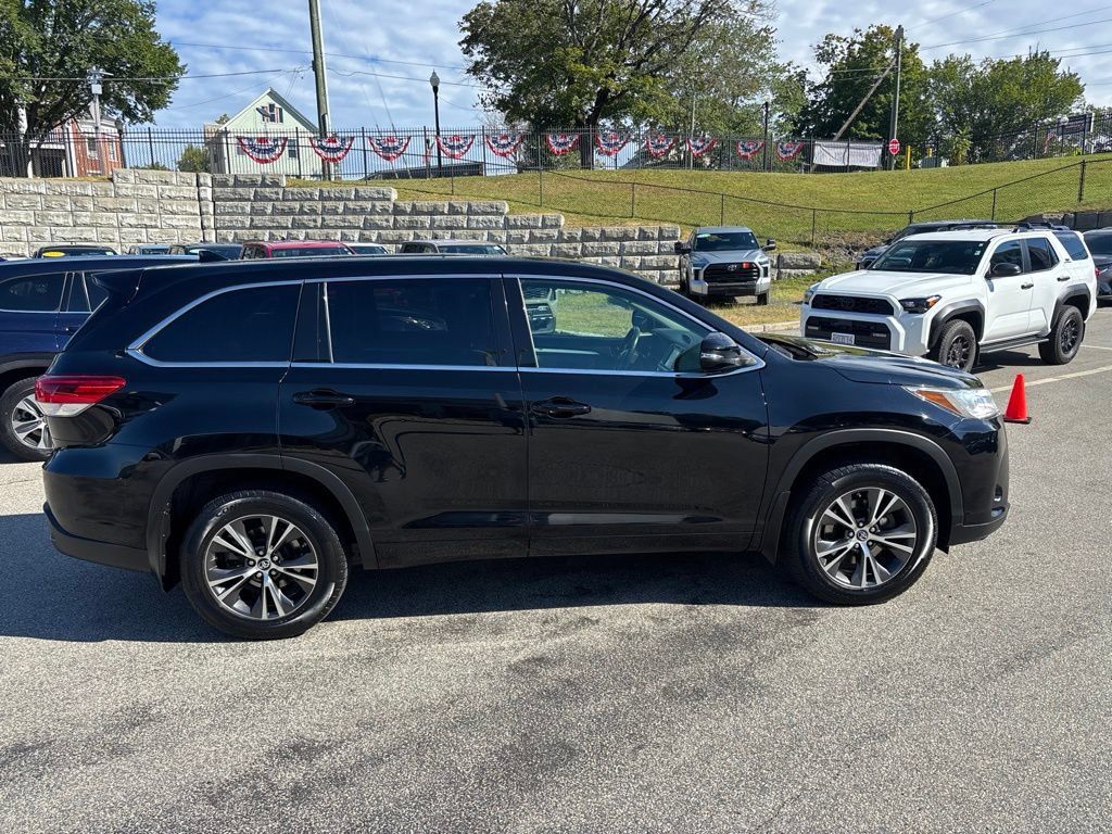 Used 2018 Toyota Highlander Plus AWD/4WD image 7