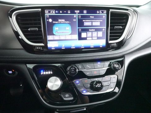 New 2027 Chrysler Pacifica Select FWD image 13