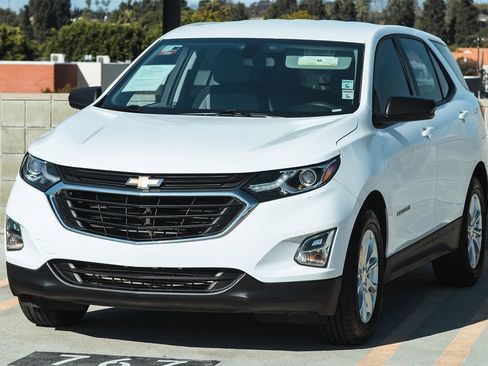 Used 2018 Chevrolet Equinox LS image 2