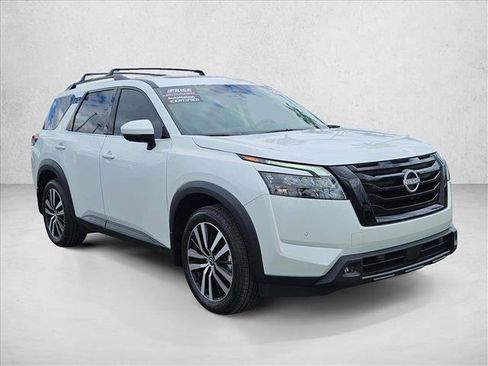 Used 2025 Nissan Pathfinder Platinum AWD/4WD image 3