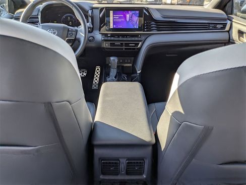 Used 2025 Toyota Camry SE image 31