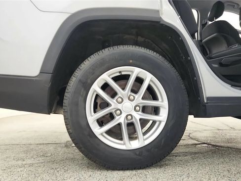 Used 2022 Jeep Grand Cherokee L Laredo w/ Luxury Tech Group I AWD/4WD image 34