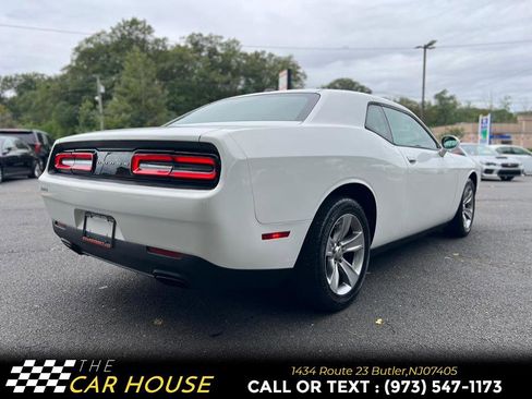 Used 2015 Dodge Challenger SXT image 10