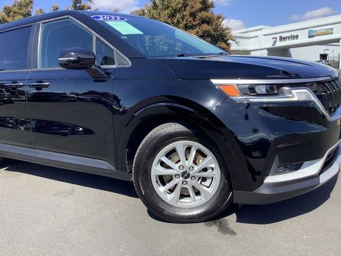 Used 2022 Kia Carnival LX image 3