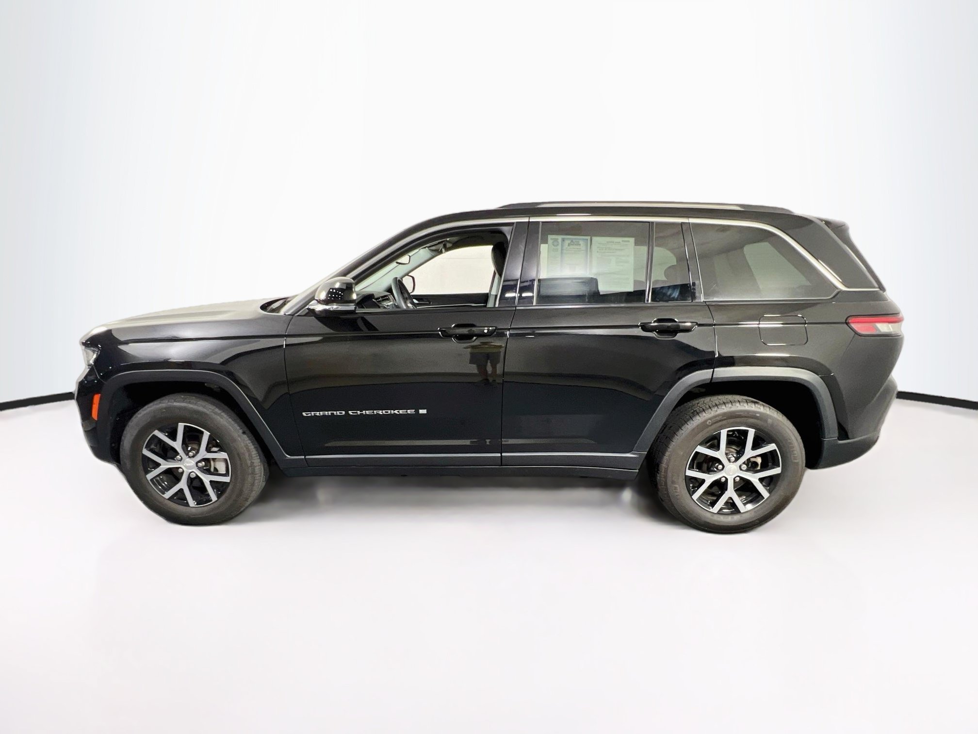 Used 2023 Jeep Grand Cherokee Limited AWD/4WD image 8