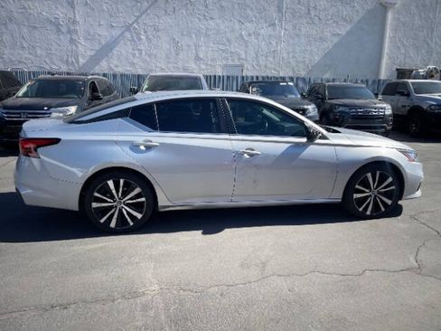 Used 2022 Nissan Altima 2.5 SR FWD image 2
