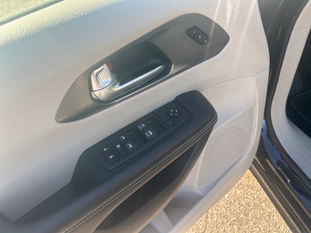 Used 2024 Chrysler Pacifica Touring-L FWD image 12