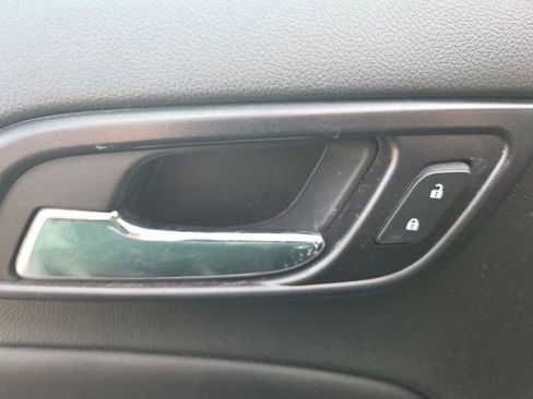 Used 2018 Chevrolet Suburban LT image 24