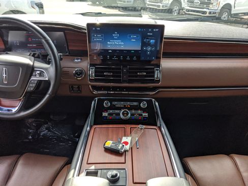 Used 2024 Lincoln Navigator L Reserve image 14