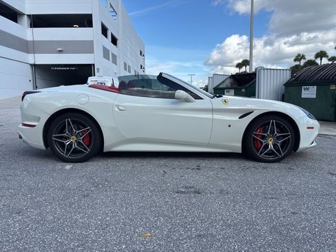 Used 2017 Ferrari California T image 2
