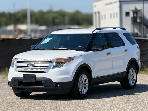 Used 2015 Ford Explorer XLT w/ Equipment Group 202A image 4