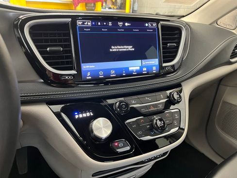 Used 2024 Chrysler Pacifica Select image 23