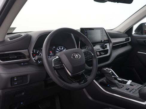 Used 2021 Toyota Highlander XLE AWD/4WD image 26