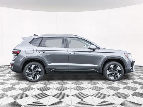 Used 2025 Volkswagen Taos SE image 9