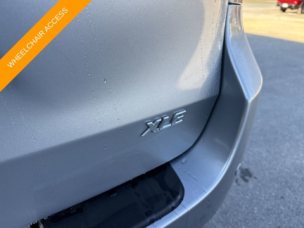 Used 2017 Toyota Sienna XLE Premium FWD image 7