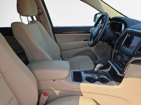 Used 2018 Jeep Grand Cherokee Laredo image 24