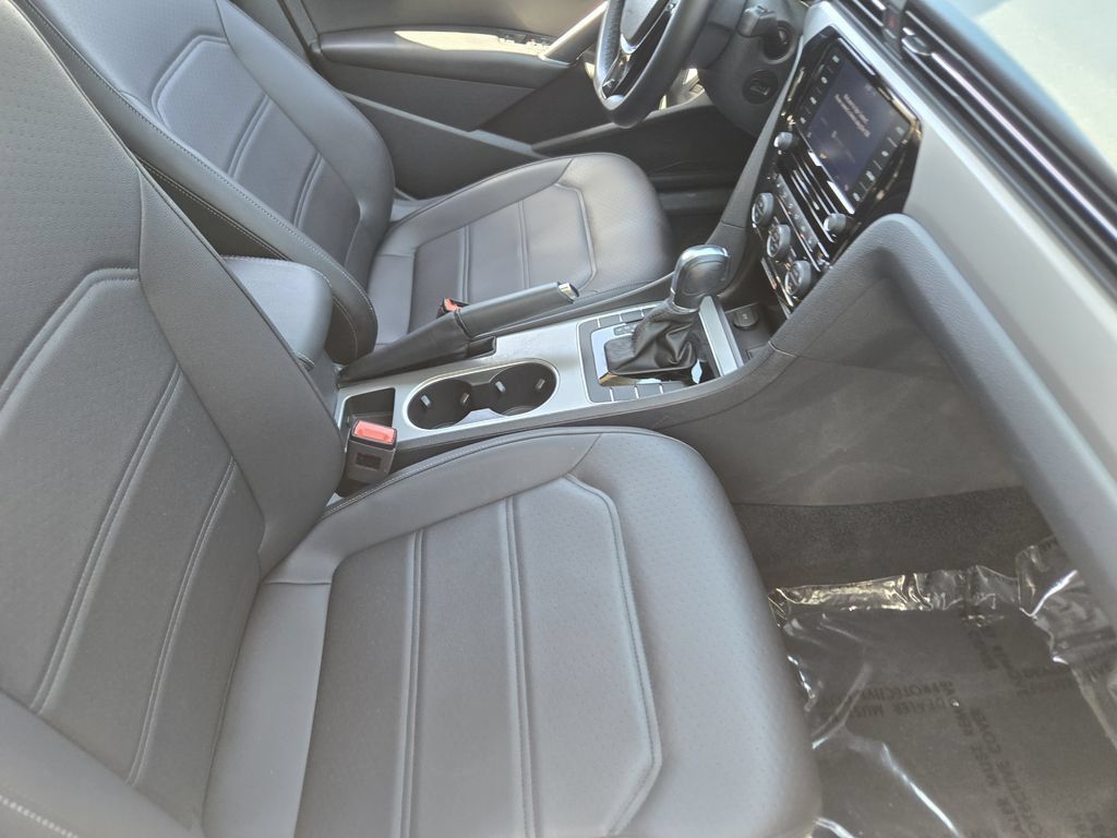 Used 2020 Volkswagen Passat 2.0T SE FWD image 17