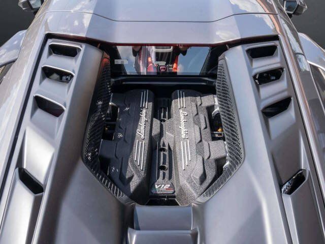 Used 2025 Lamborghini Revuelto AWD/4WD image 39
