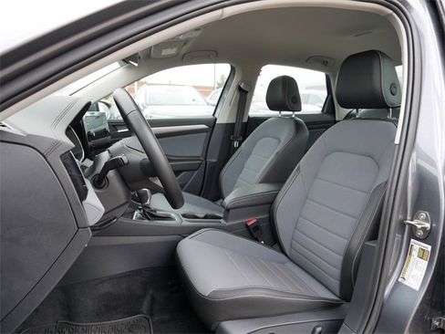 Certified 2025 Volkswagen Jetta SE image 14