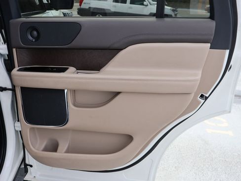Used 2024 Lincoln Navigator Premiere AWD/4WD image 16
