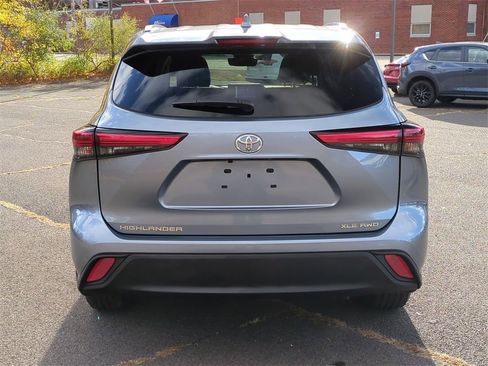 Used 2023 Toyota Highlander XLE image 5