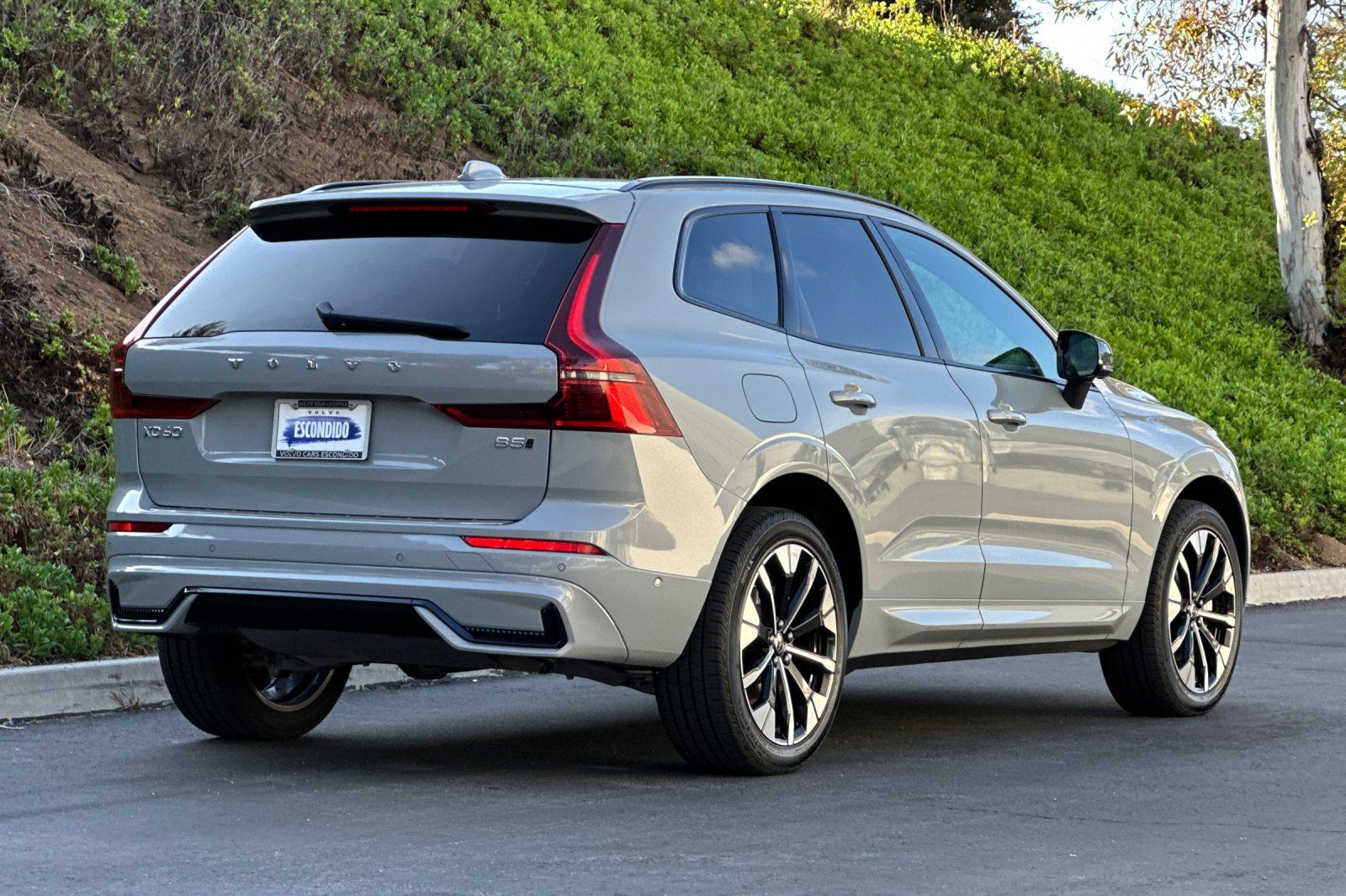 Certified 2026 Volvo XC60 B5 Plus AWD/4WD image 4