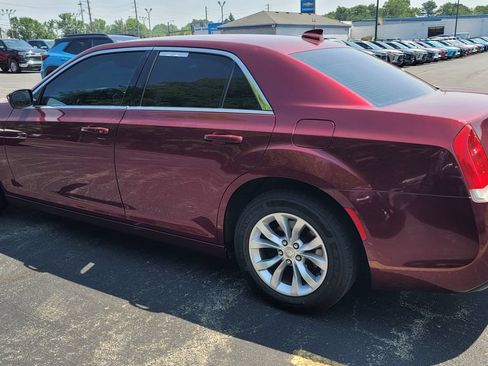 Used 2018 Chrysler 300 Touring RWD image 4