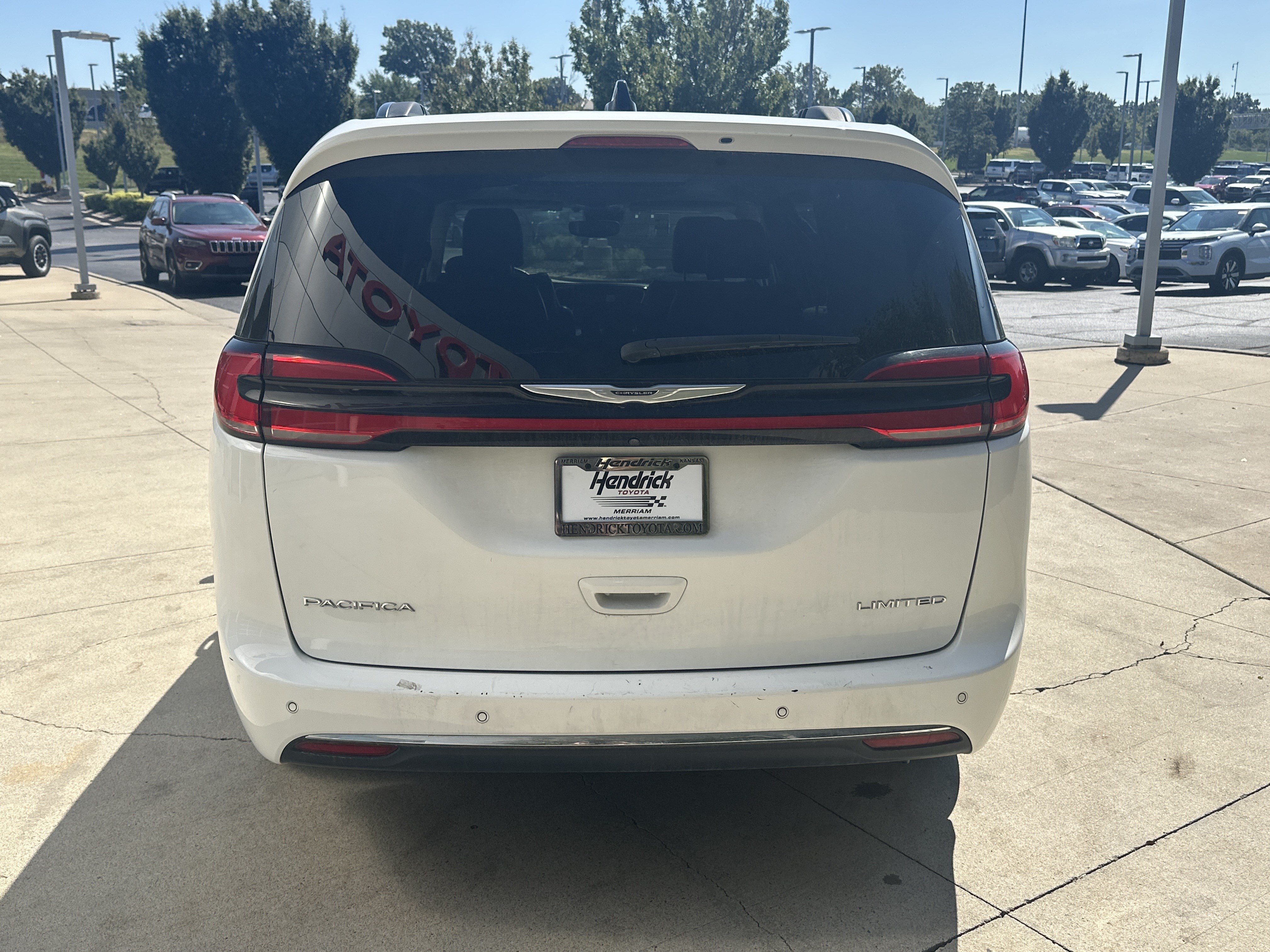 Used 2023 Chrysler Pacifica Limited FWD image 7