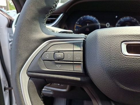 Used 2023 Jeep Grand Cherokee Altitude AWD/4WD image 21