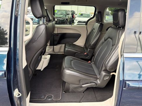 Used 2023 Chrysler Pacifica Touring-L FWD image 13