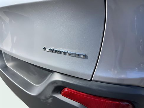 Used 2016 Jeep Cherokee Limited image 6