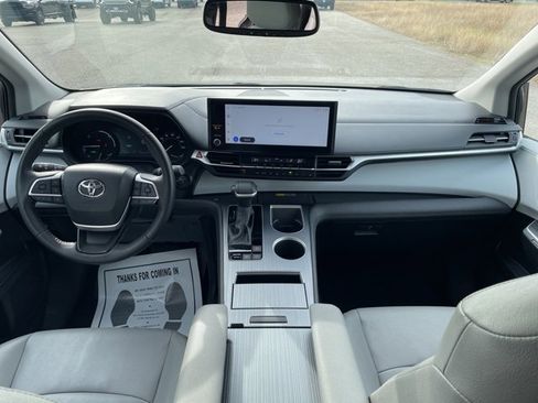 Used 2025 Toyota Sienna XLE image 21