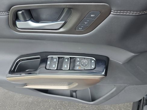 Certified 2025 Nissan Pathfinder Platinum FWD image 27