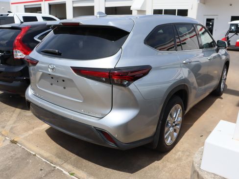 Used 2024 Toyota Highlander Limited AWD/4WD image 11