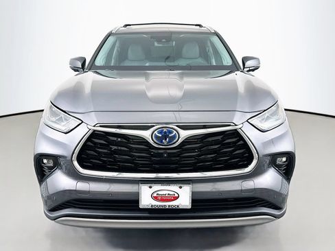 Used 2023 Toyota Highlander Platinum FWD image 2