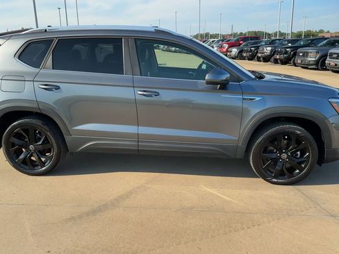 Used 2023 Volkswagen Taos SE image 2