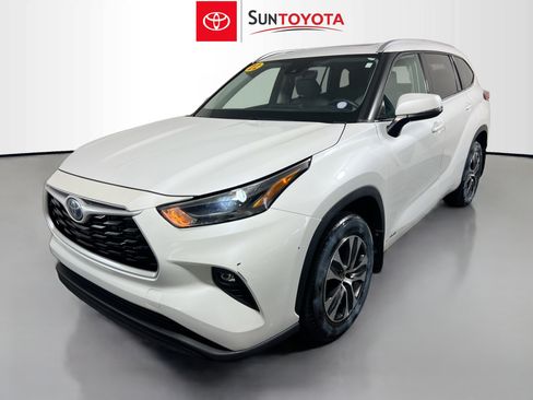 Used 2022 Toyota Highlander XLE AWD/4WD image 9