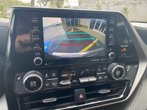 Used 2020 Toyota Highlander XLE AWD/4WD image 19