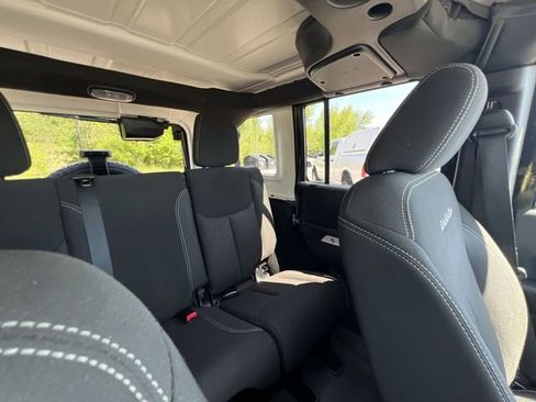Used 2016 Jeep Wrangler Unlimited Sahara w/ Connectivity Group AWD/4WD image 15