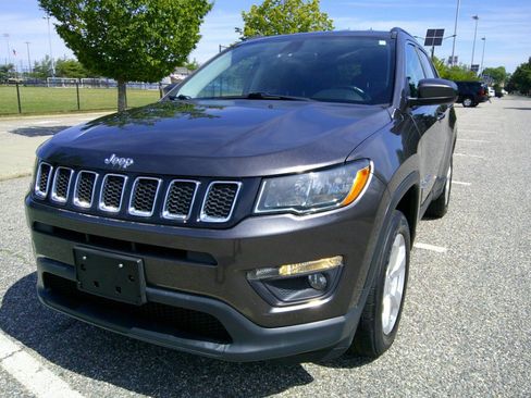 Used 2019 Jeep Compass Latitude w/ Popular Equipment Group AWD/4WD image 17