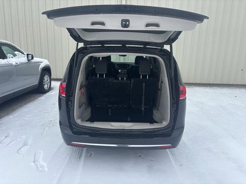 Used 2024 Chrysler Pacifica Touring-L image 8