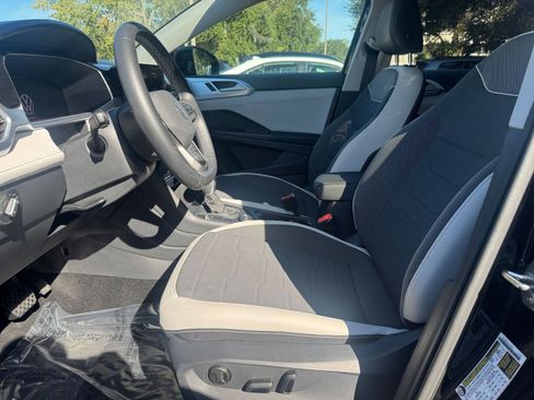 Used 2025 Volkswagen Taos SE image 27