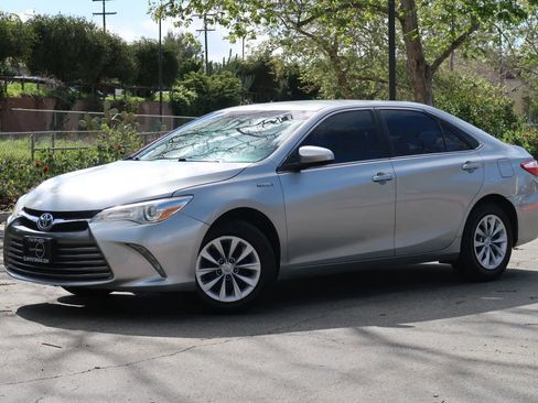 Used 2016 Toyota Camry LE image 2