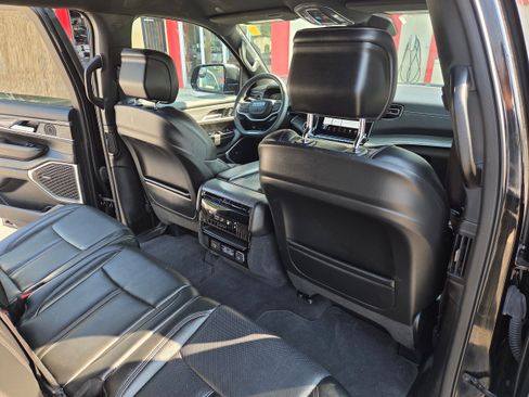 Used 2024 Jeep Wagoneer L Series II w/ Flexible Seating Group AWD/4WD image 32