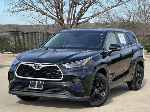 Used 2023 Toyota Highlander L image 2