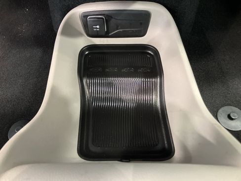 Used 2024 Chrysler Voyager LX image 16