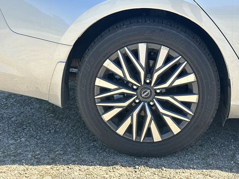 Used 2024 Nissan Altima 2.5 SV w/ SV Premium Package FWD image 14